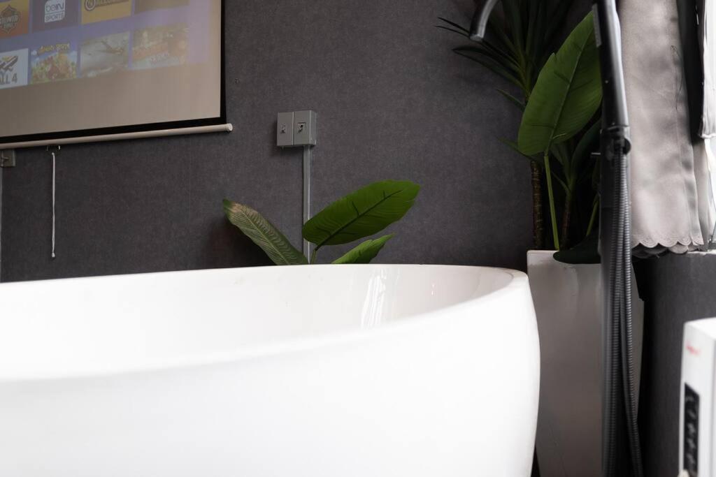 Apartment Romantic Hideout @ Central Bui Vien District 1 143a *