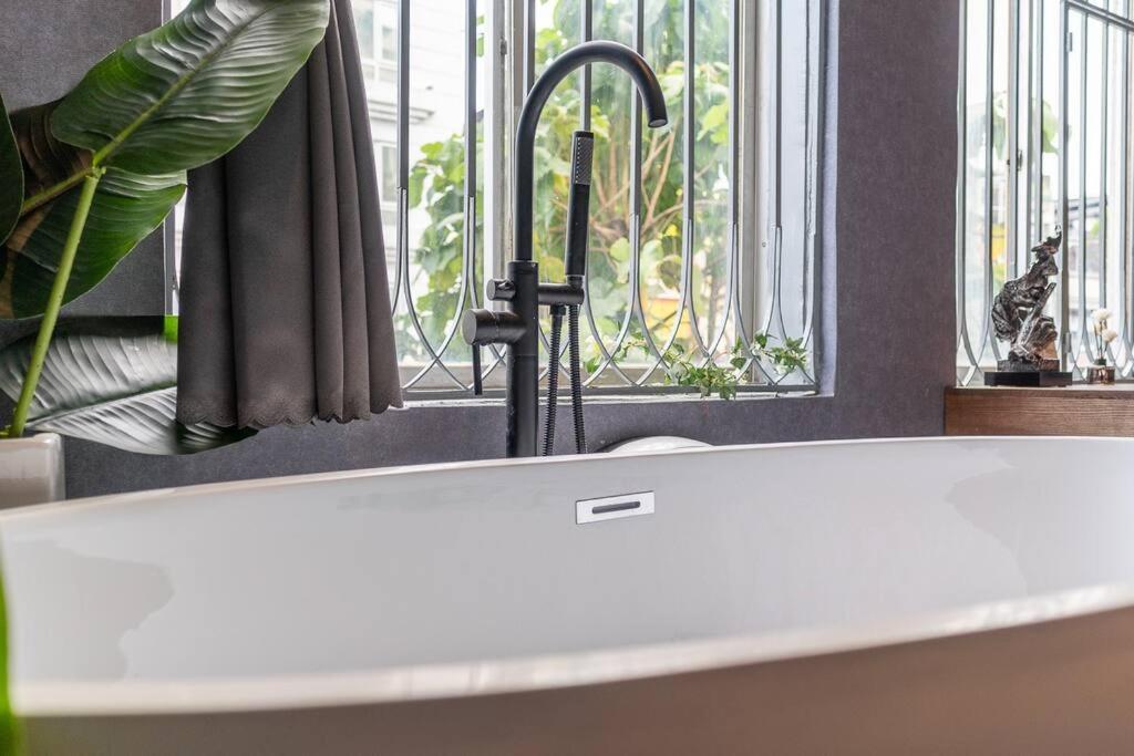 Romantic Hideout @ Central Bui Vien District 1 143a Apartment *